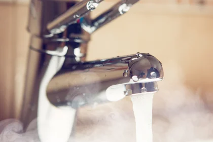 Hot water tap running with steam for heat pumps